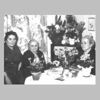 086-1012 80. Geburtstag - am 19.01.1960 von Klara Templin in der Bildmitte. Links Frieda Zimmermann, geb.Templin, rechts Margarete Thiel.jpg